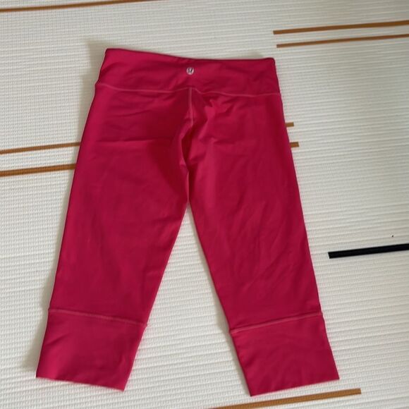 Lululemon size 4 capris - Picture 2 of 3